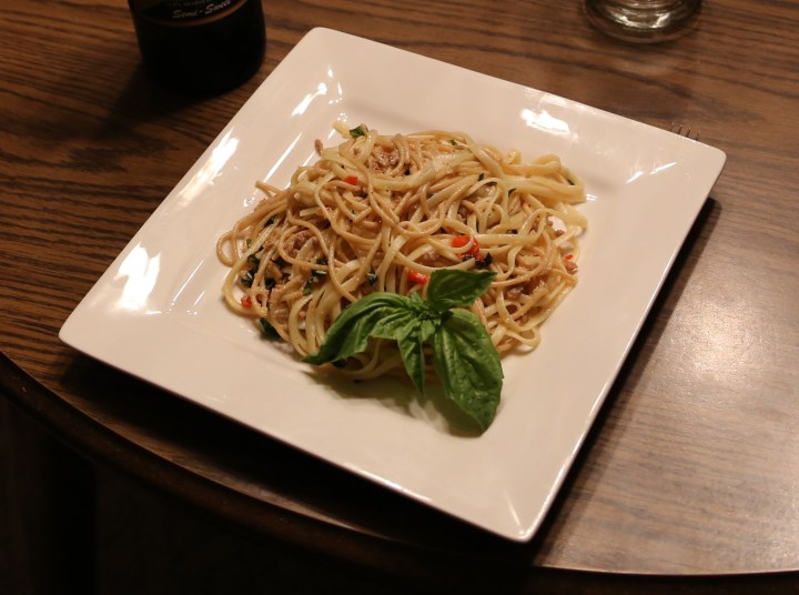 Pasta Con Aglio, Olio, é Salsiccia