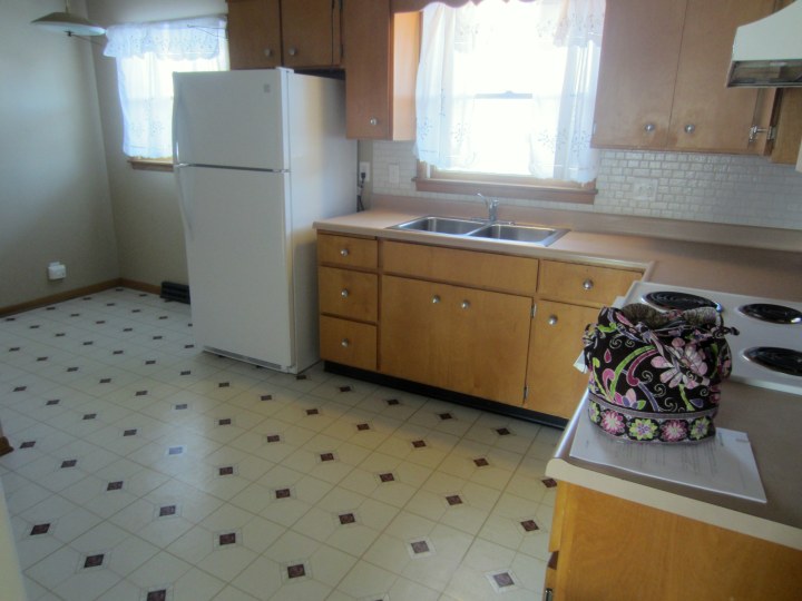 I'm hoping this kitchen is a bit easier to take pictures in for my recipe  posts. Seems to be a lot more light available.